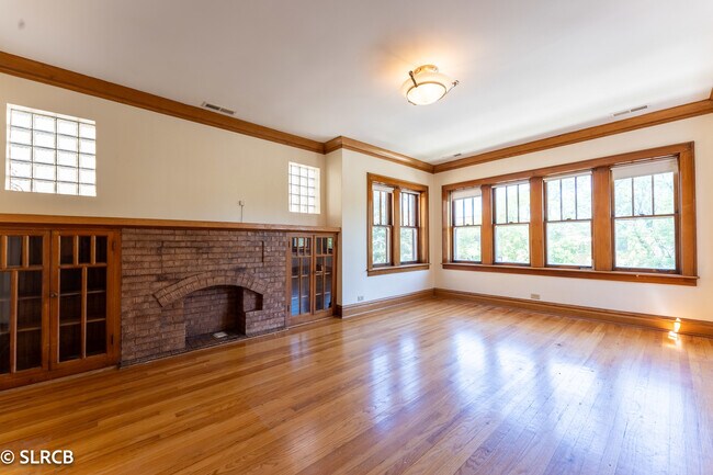 Foto del edificio - 5325 W Montrose Ave