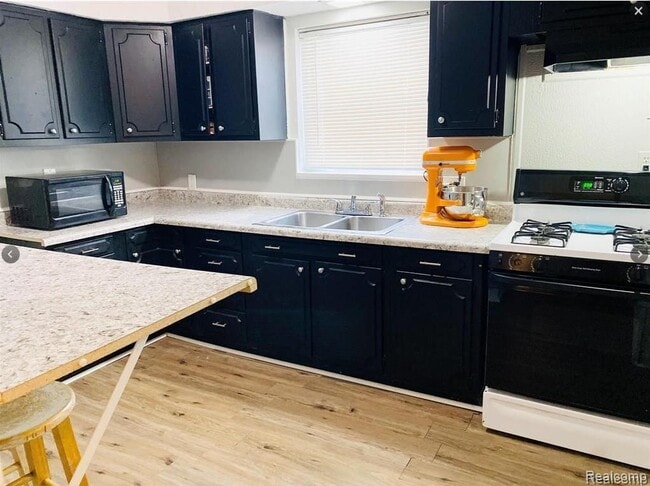 Foto del edificio - 11227 Packard Ave