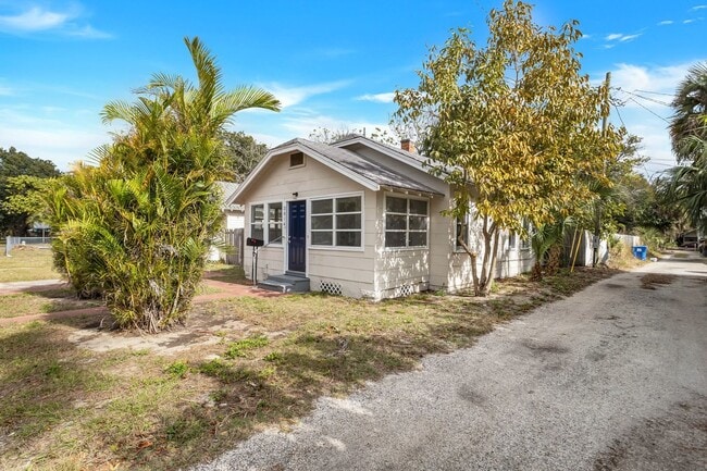 Building Photo - Cute 3bdrm/1bath House ** Section 8 OK ** $1995.00**