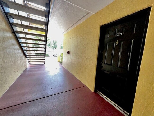 Foto del edificio - MOVE IN NOW!! Gated community Miriada! 1st floor 1X1.5 bath condo near pool area!!! Laminate wood...