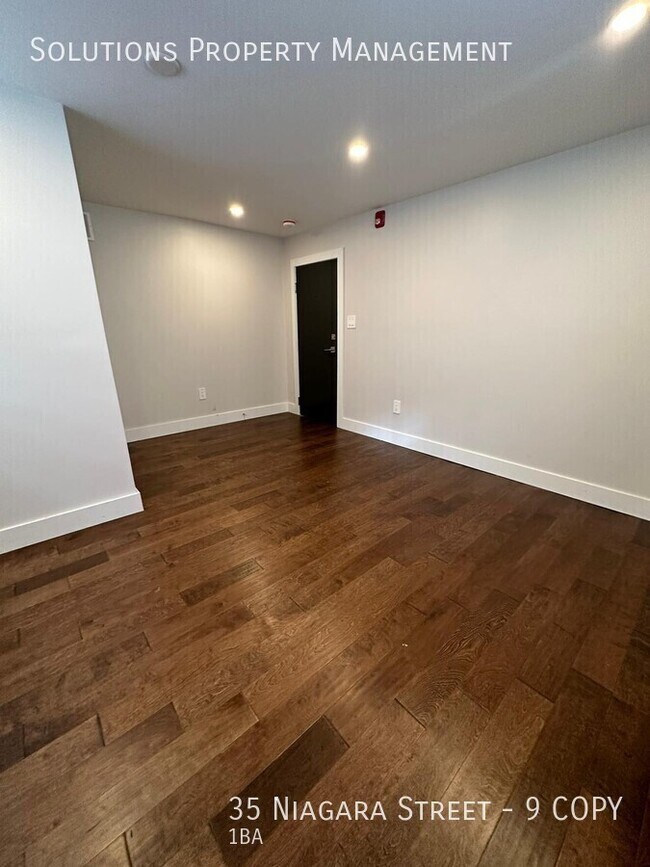 Photo du bâtiment - *Not Your Typical Bachelor Unit*