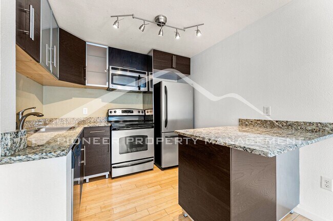 Foto del edificio - Updated Condo with Central AC and Assigned...