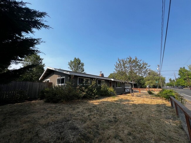 3-Bedroom 1 1/2-Bathroom home in Eugene - 3-Bedroom 1 1/2-Bathroom home in Eugene