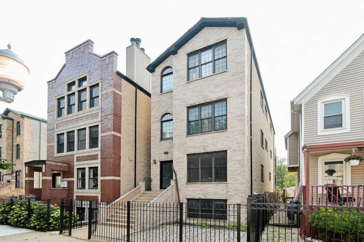 Modern 3 Flat next to park - 1138 N Mozart St (Chicago, IL)