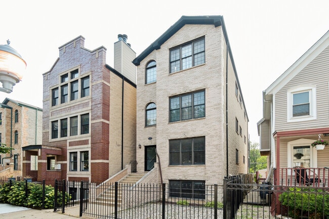 Modern 3 Flat next to park - 1138 N Mozart St Apartments