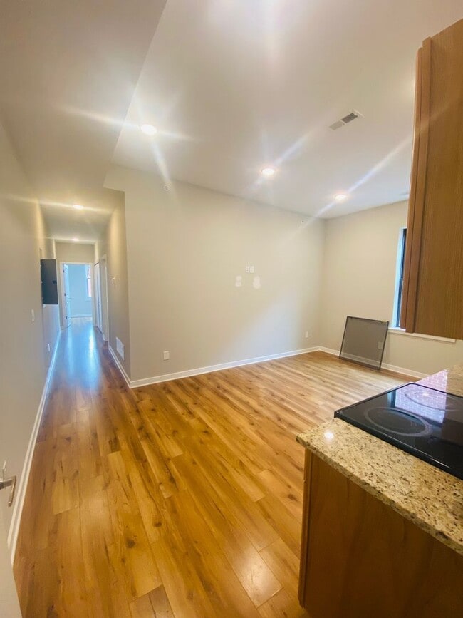 Photo - 1827 W Diamond St Apartment