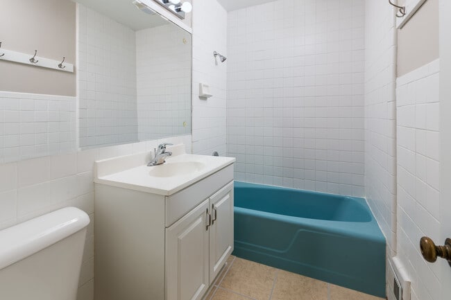 Main Floor Bathroom - 430 Rosewood Ave