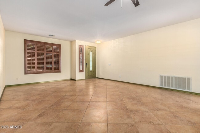 Foto del edificio - 14823 W Windsor Ave