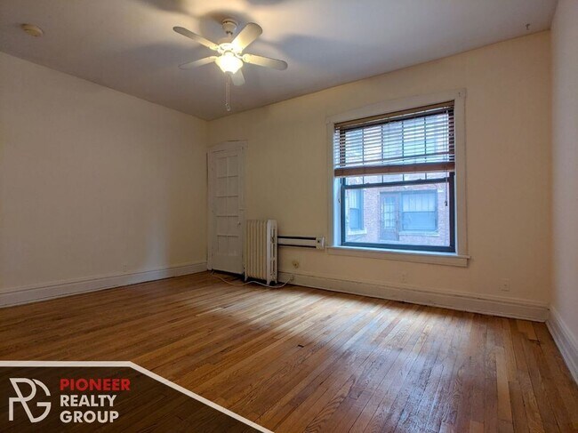 Building Photo - 2882 N Clark St