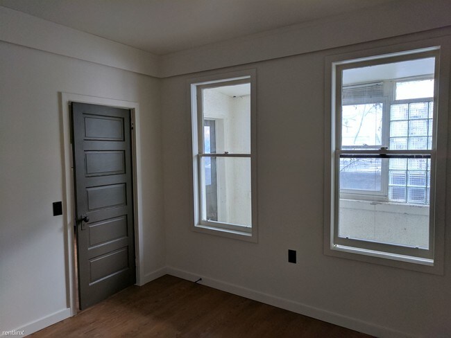 Building Photo - 108 W Green St