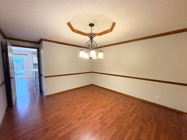 Foto del edificio - Stunning 5-Bedroom Home in Eagle Crest subdivision