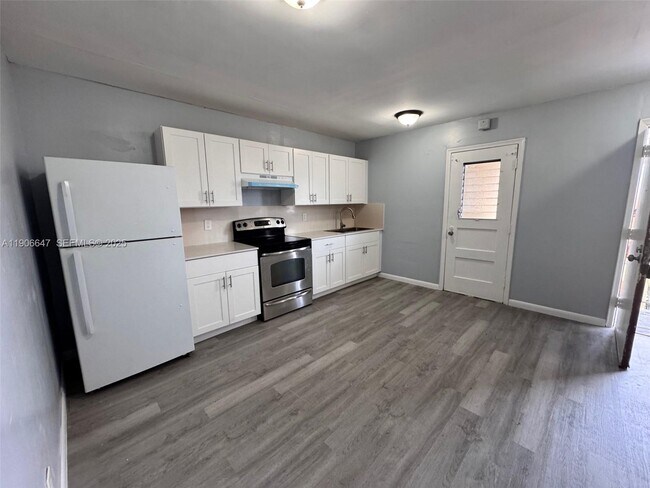 Foto del edificio - 6840 Pembroke Rd