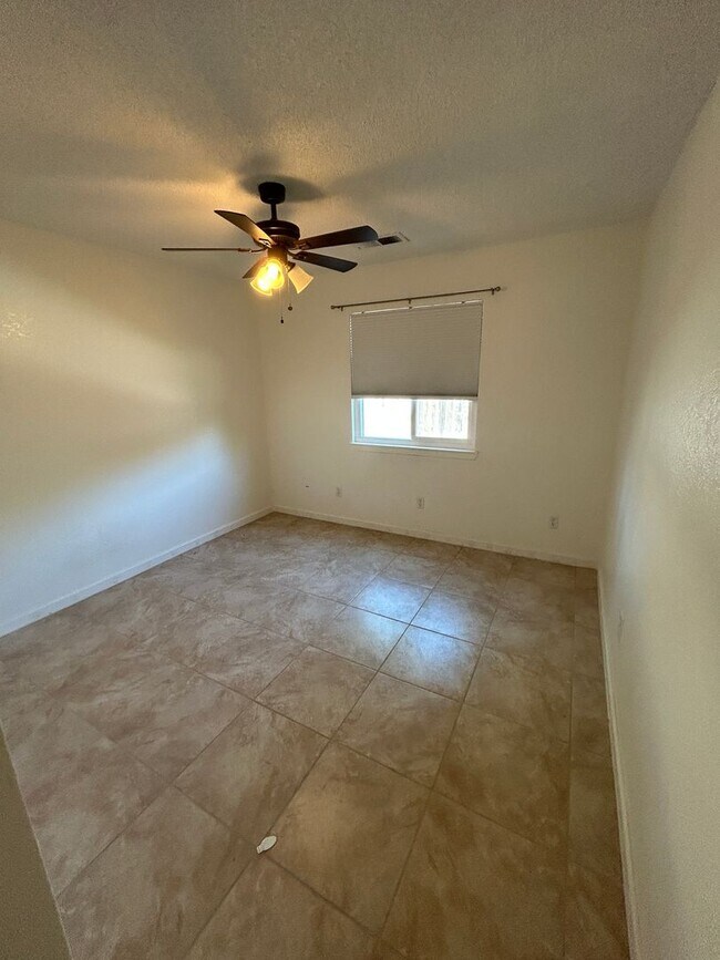 Foto del edificio - Great 3 bedroom 2 bath in Visalia ready fo...