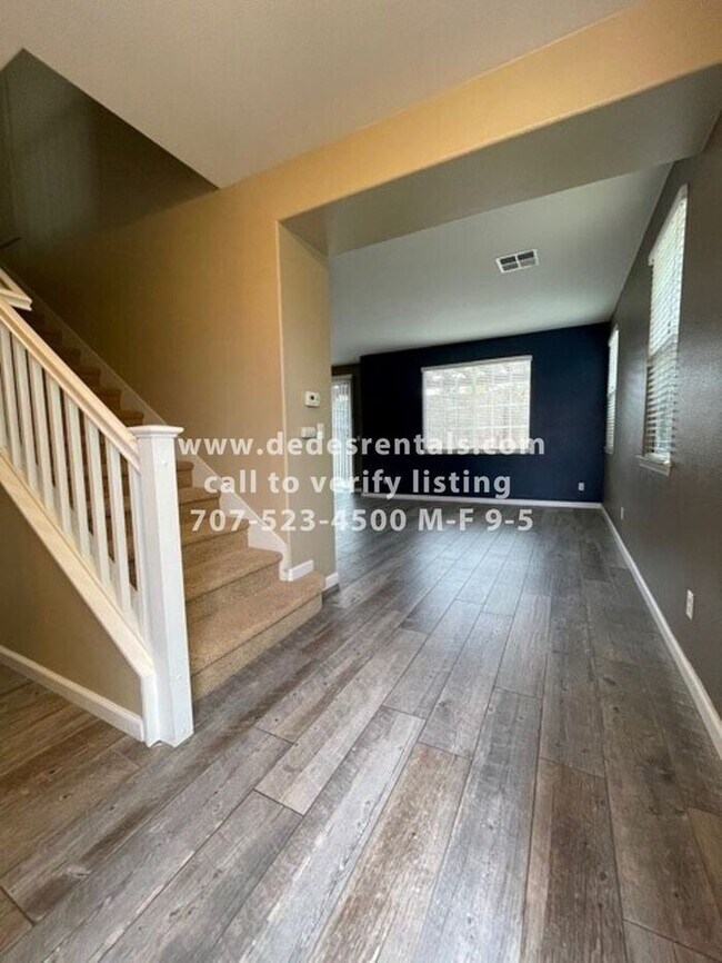 Building Photo - Lovely 2-level home in Northwest Santa Rosa!