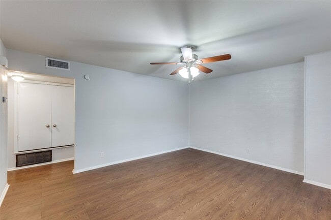 Foto del edificio - 1212 Hollow Creek Dr