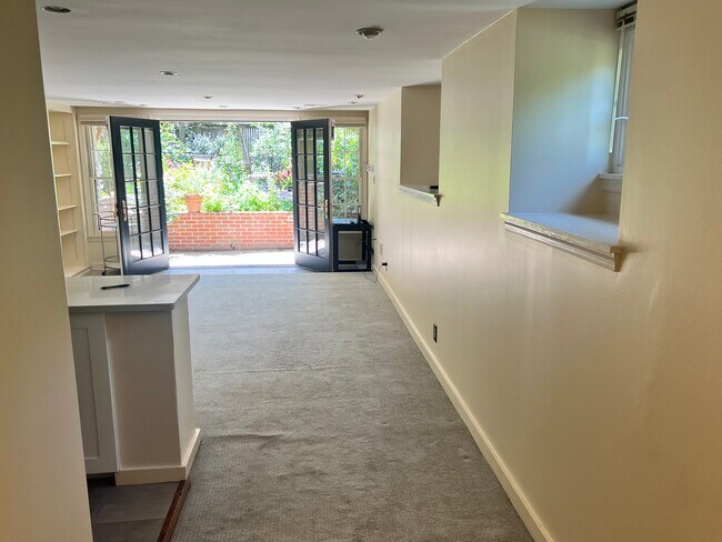 Foto del edificio - 3634 Windom Pl NW