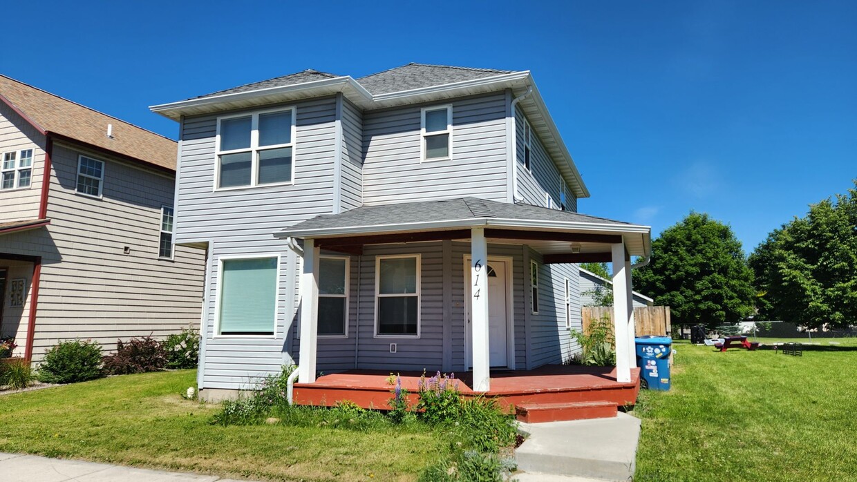 Primary Photo - Beautiful House with Yard and Pets Considered