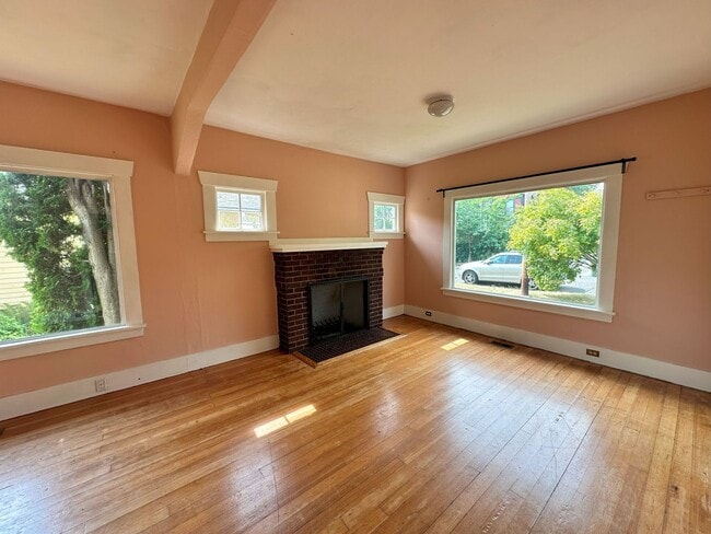 Building Photo - 2 bdrm/1 bath Lettered Streets cottage for rent