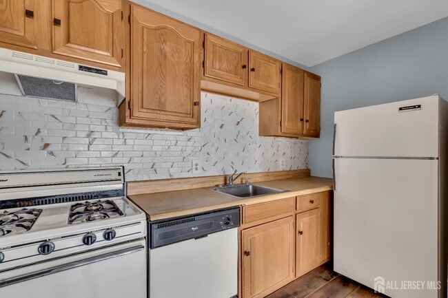 Building Photo - 1595 E 2nd St