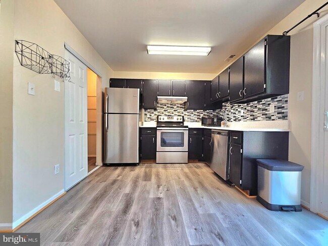 Foto del edificio - 8561 Southlawn Ct