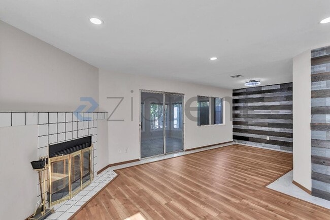 Building Photo - Unit