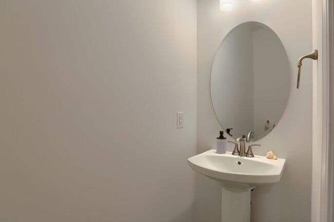 Building Photo - 4 bedroom