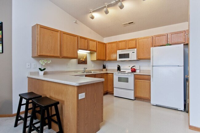 Kitchen Area with Breakfast bar - 505 Penn Ct