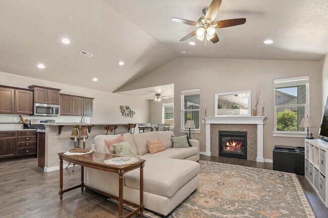 Foto del edificio - 3 - Bedroom Meridian home on corner lot!!