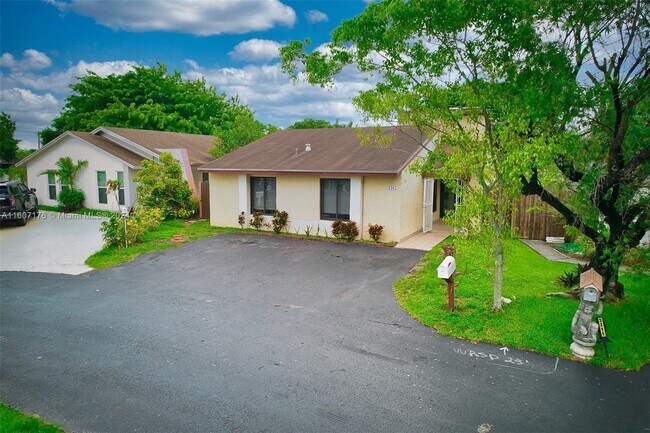Building Photo - 3305 SW 114th Ct