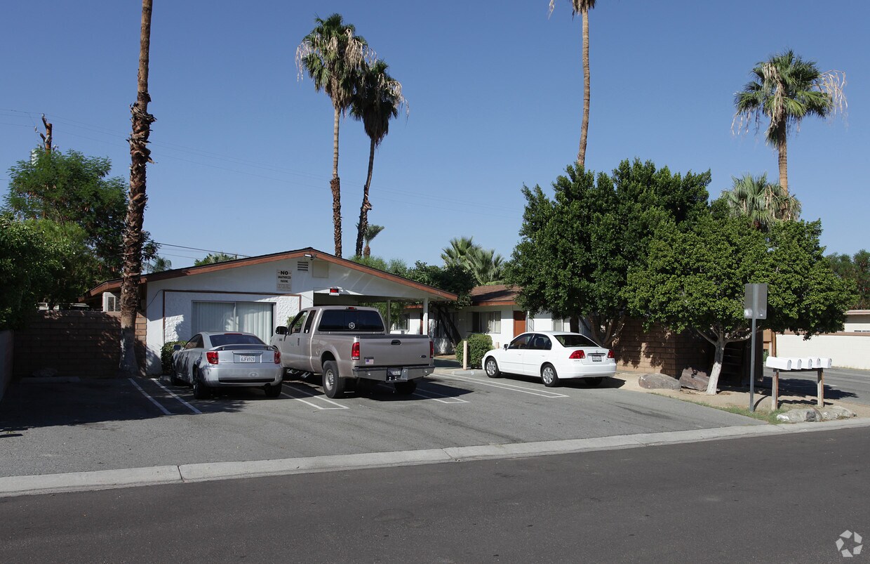 Primary Photo - 350 E Chuckwalla Rd