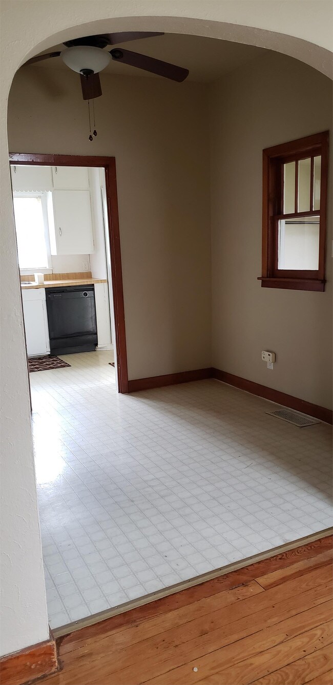 Building Photo - 1115 Hollister Ave