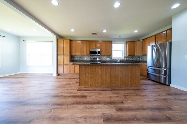 Building Photo - 4650 Yellowstone Ln N