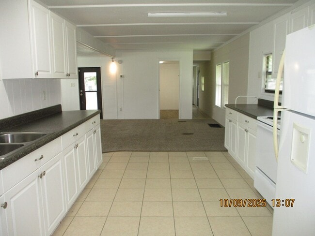 Building Photo - Welcome to this inviting 2-bedroom, 1-bath...