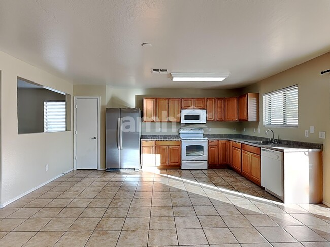 Building Photo - 1587 E Anastasia St