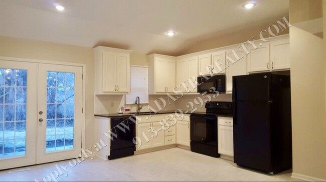 Foto del edificio - Remodeled 3 Bed 1 Bath Duplex in Overland ...