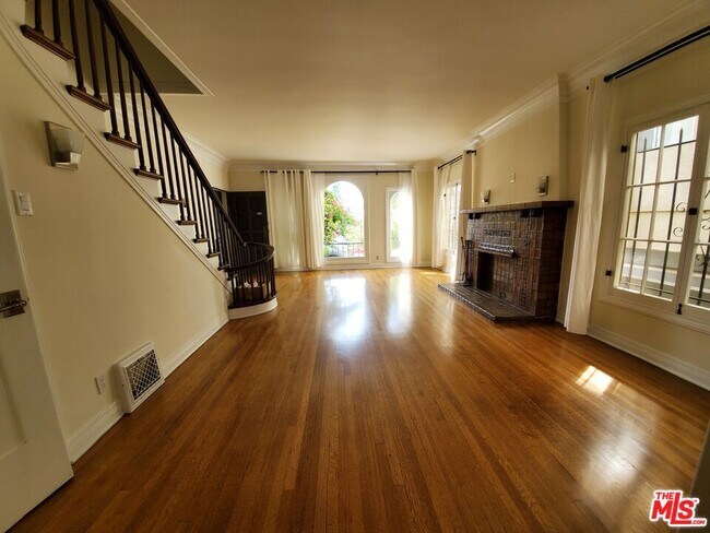 Building Photo - 4843 Elmwood Ave