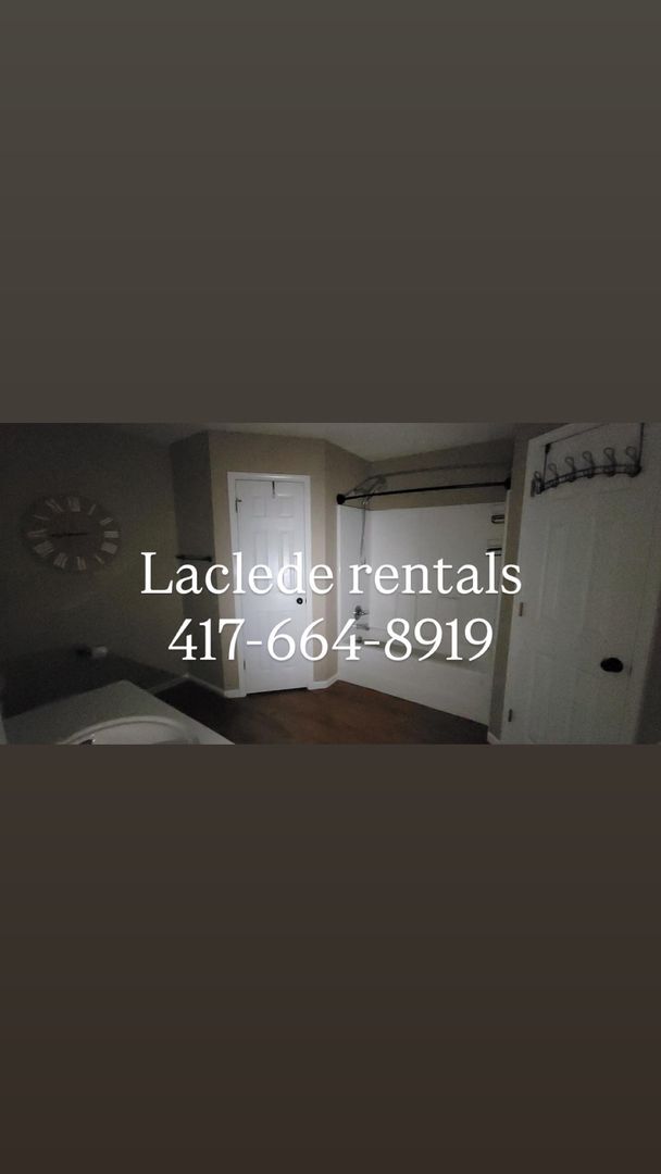 Foto del edificio - 3 Bedroom 2 Bath with an attached 2 Car Garage