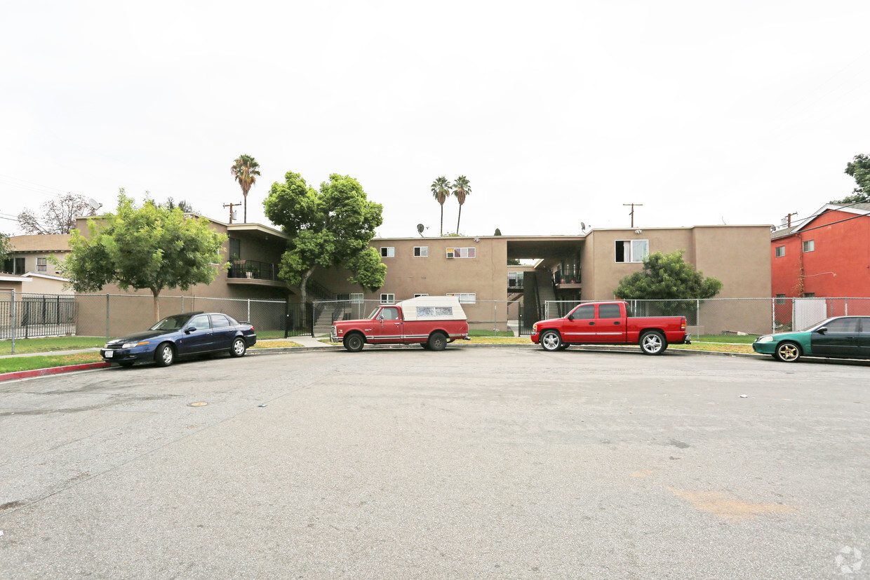 Building Photo - Tamarack Villas