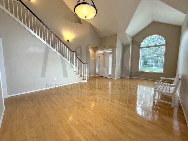 Building Photo - Elegant and Spacious Home