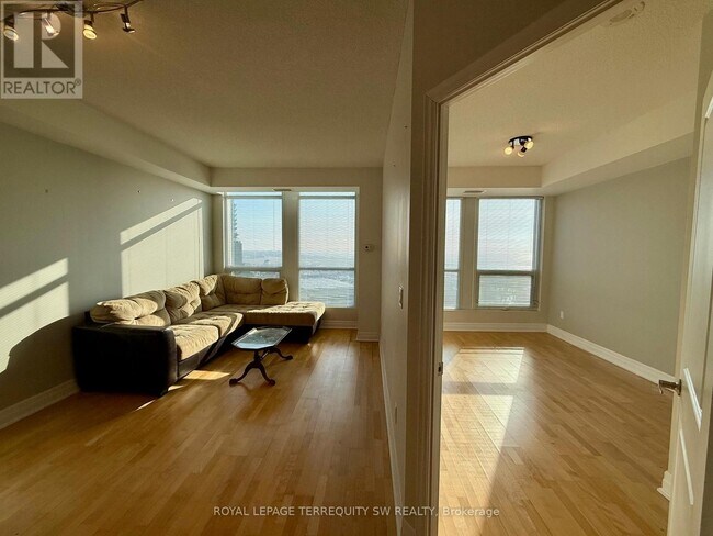 Building Photo - 628 Fleet St