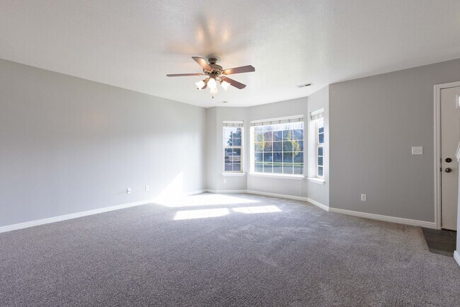 Building Photo - 2 Bed 1.5 Bath Townhome with 2 stall garag...