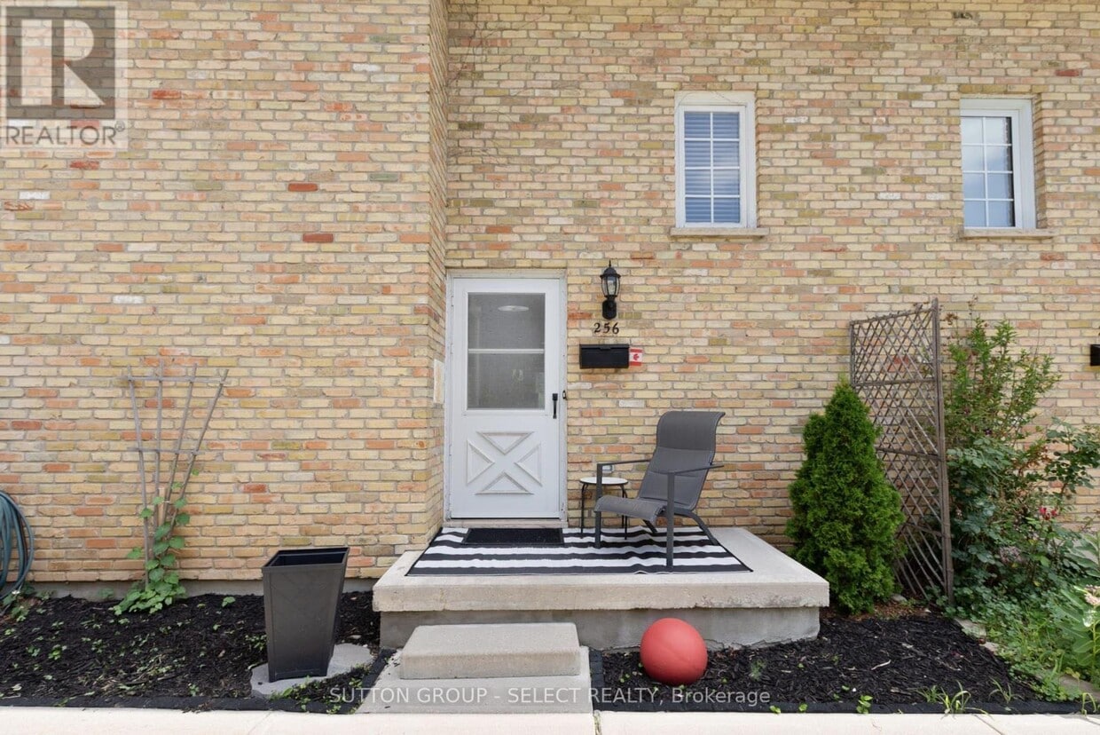 Primary Photo - 256-256 Homestead Crescent