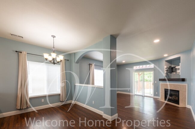 Foto del edificio - Beautiful 3 Bedroom Home With Fenced Backy...