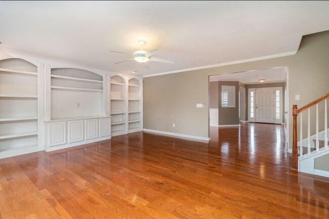 Building Photo - 2025 Hawks Nest Dr