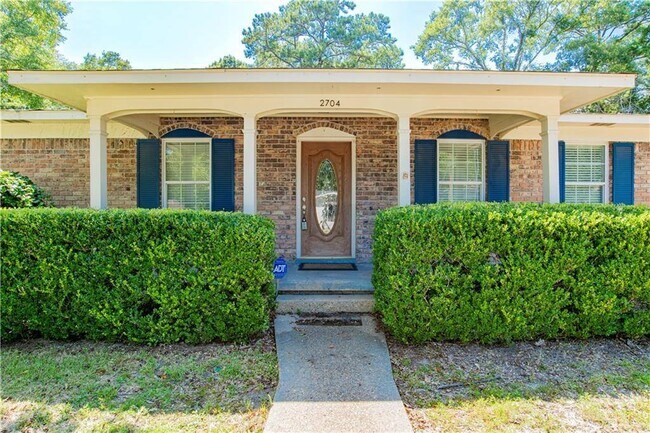 Building Photo - 2704 Woodcliff Dr E