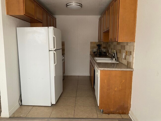 Cocina - 6833 Woodman Ave