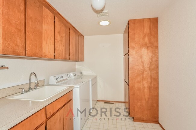 Foto del edificio - *****COMING SOON***Spacious 3BD/3BA Home in Lacey's Oakmont Neighborhood | Golf Course Views