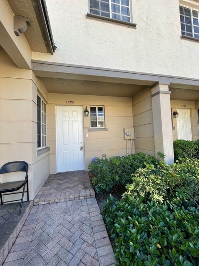 Building Photo - Spacious 2 Bed 2 Bath Condo in Gated Marsh Harbour