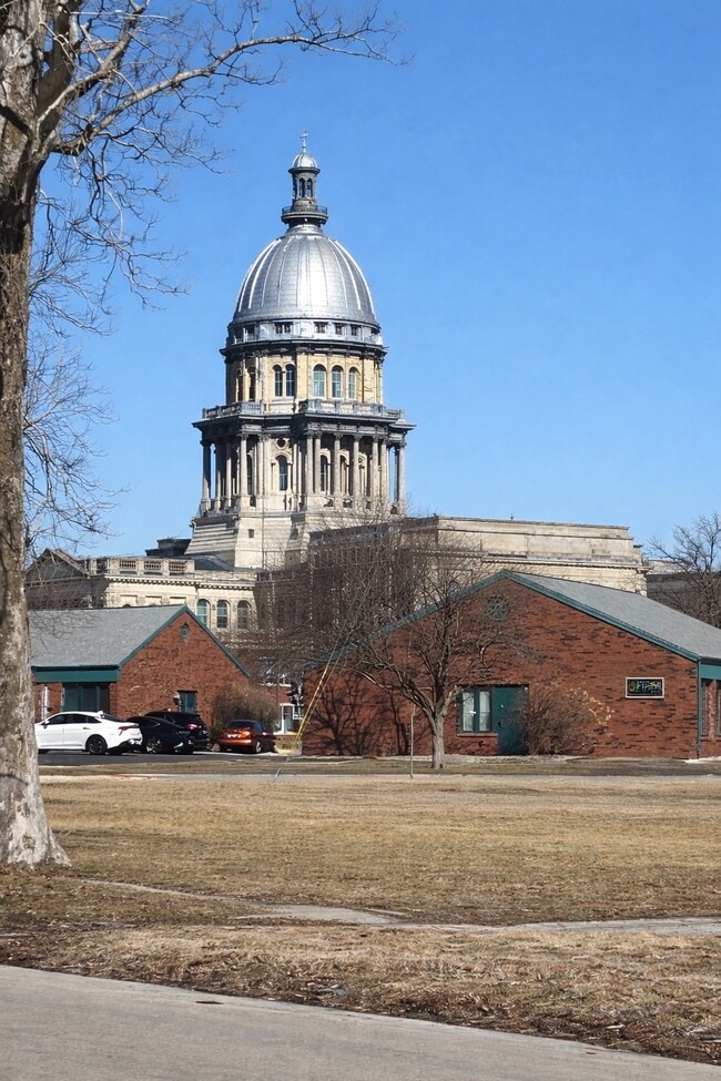 Building Photo - 821 S Pasfield St