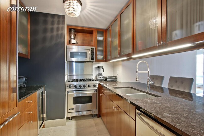 Building Photo - 250 E 53rd St